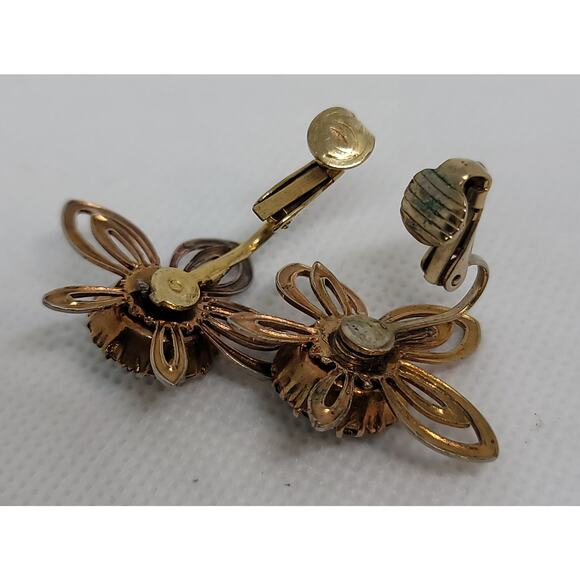 Vintage Emerald Green Rhinestone And Gold Tone Unique Flower Clip On Earrings - Picture 6 of 8